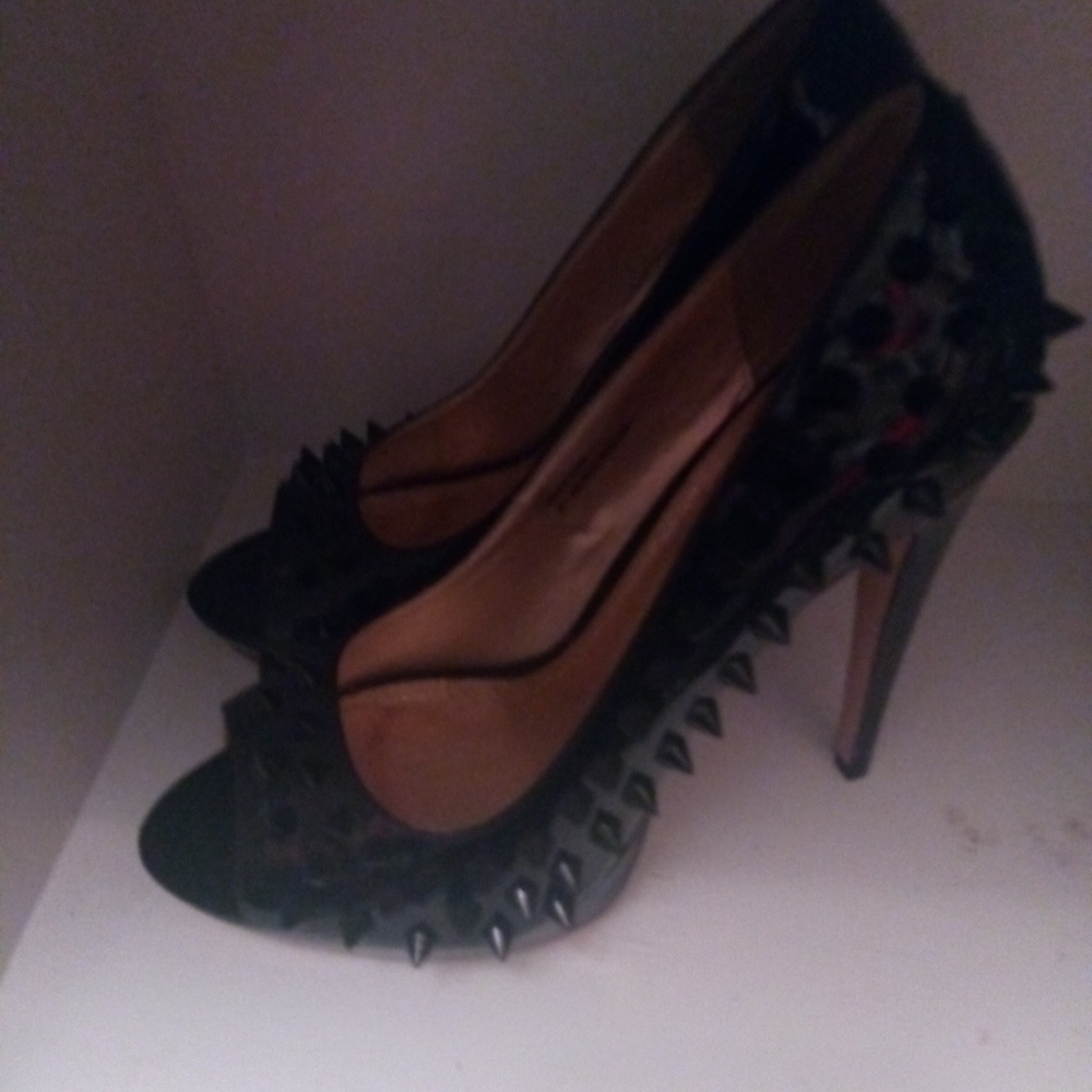 Black heeled shoes